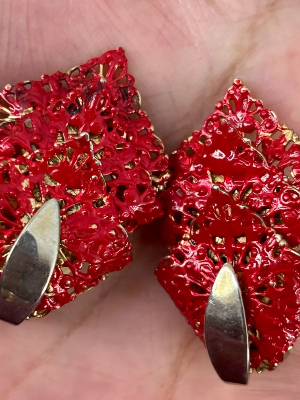 💗💗💗Vintage Sarah Coventry Gold-Tone Red Floral Clip-On Earring